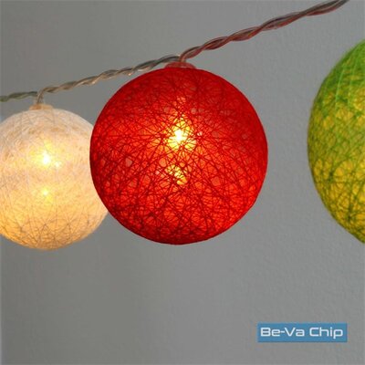 Gömb alakú 6cm/színes fonott/1,5m/piros-fehér-zöld/10db LED-es/USB-s fénydekoráció