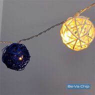 Gömb alakú fonott/rattan/4m/fehér + kék/20db LED-es/3xAA elemes fénydekoráció